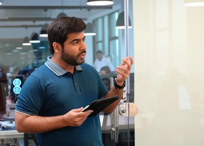 Umer Farooq (Chief Technology Officer) is giving a session on system design - MRS Summers Internship Program | MRS Technologies Pakistan