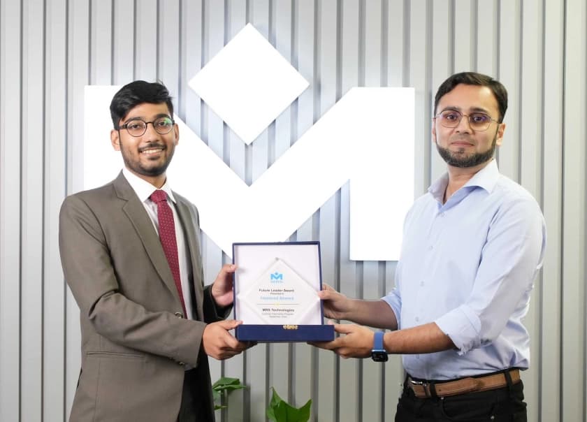 Dr. Mansoor Shaukat, CEO of MRS Technologies, handing over the Leadership award to the intern, Hammad Ahmed - MRS Summers Internship Program | MRS Technologies Pakistan