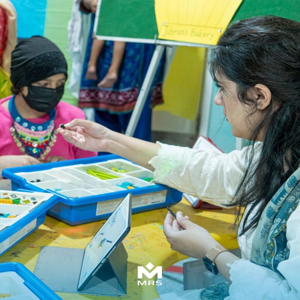 Ayesha from MRS Technologies helping children during the robotics activity