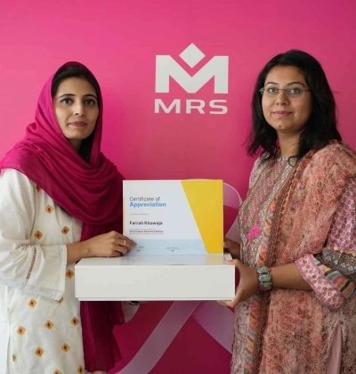 Attiya Mansoor, COO of MRS Technologies handing over a goodie box to Nighat from Shifa International Hospital for delivering a talk on the Breast Cancer Awareness campaign | MRS Technologies Pakistan